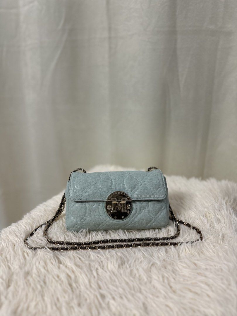Metrocity sling/ shoulder bag (Category: Luxury Bags & Wallets) located in Quezon City. Submitted by riavero (Listing ID 1438658099, Image 1). Description: Preloved, manage your expectations ✨ can be converted to sling/ shoulder bag ✨ goods pa gold plate inside ✨ 1 open pocket, 1 zipper pocket ✨ W: 7” Signs of use: - Slight fadings sa ibang hardware, specially sa pag open - No cracks sa rubber lining but it’s not perfect, may slight fades - minim