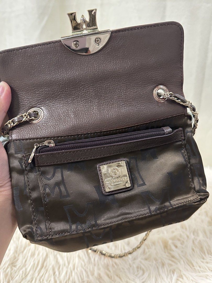 Metrocity sling/ shoulder bag (Category: Luxury Bags & Wallets) located in Quezon City. Submitted by riavero (Listing ID 1438658099, Image 2). Description: Preloved, manage your expectations ✨ can be converted to sling/ shoulder bag ✨ goods pa gold plate inside ✨ 1 open pocket, 1 zipper pocket ✨ W: 7” Signs of use: - Slight fadings sa ibang hardware, specially sa pag open - No cracks sa rubber lining but it’s not perfect, may slight fades - minim