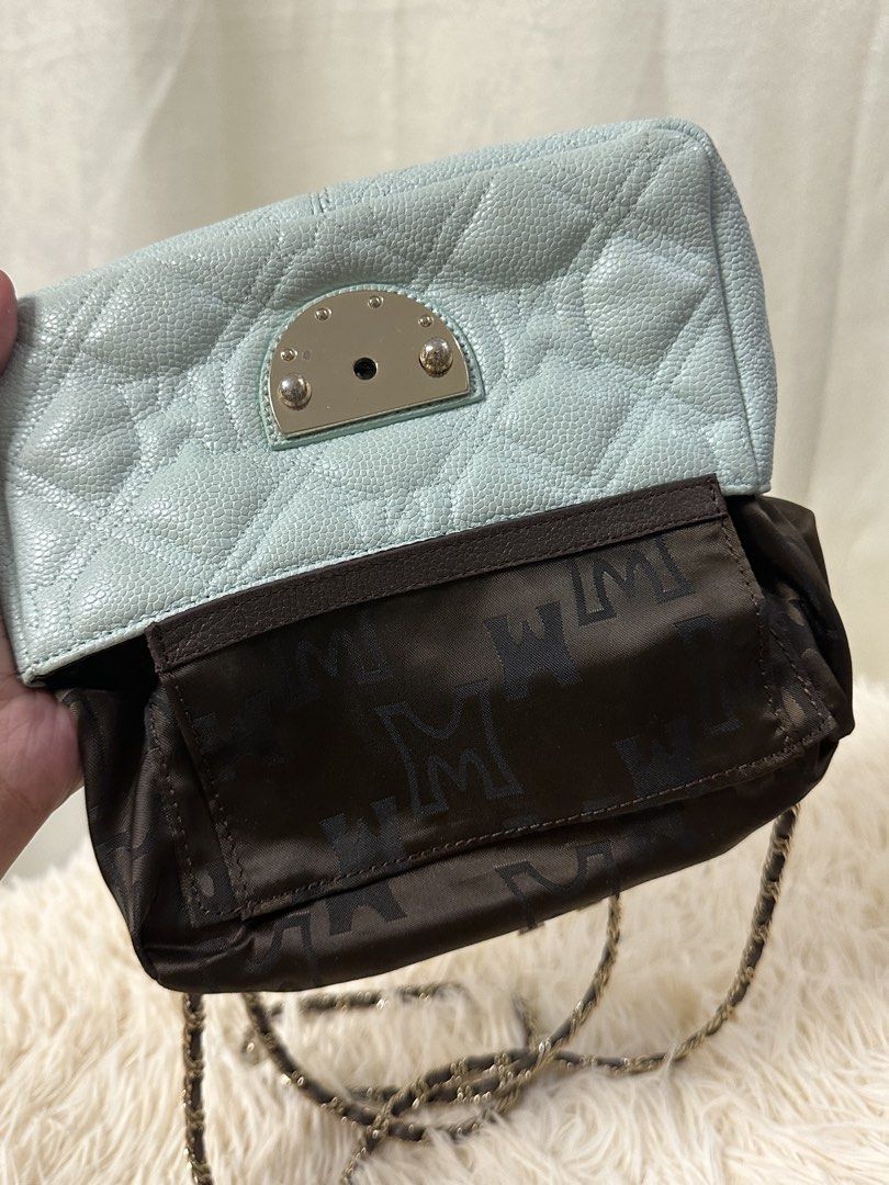 Metrocity sling/ shoulder bag (Category: Luxury Bags & Wallets) located in Quezon City. Submitted by riavero (Listing ID 1438658099, Image 3). Description: Preloved, manage your expectations ✨ can be converted to sling/ shoulder bag ✨ goods pa gold plate inside ✨ 1 open pocket, 1 zipper pocket ✨ W: 7” Signs of use: - Slight fadings sa ibang hardware, specially sa pag open - No cracks sa rubber lining but it’s not perfect, may slight fades - minim