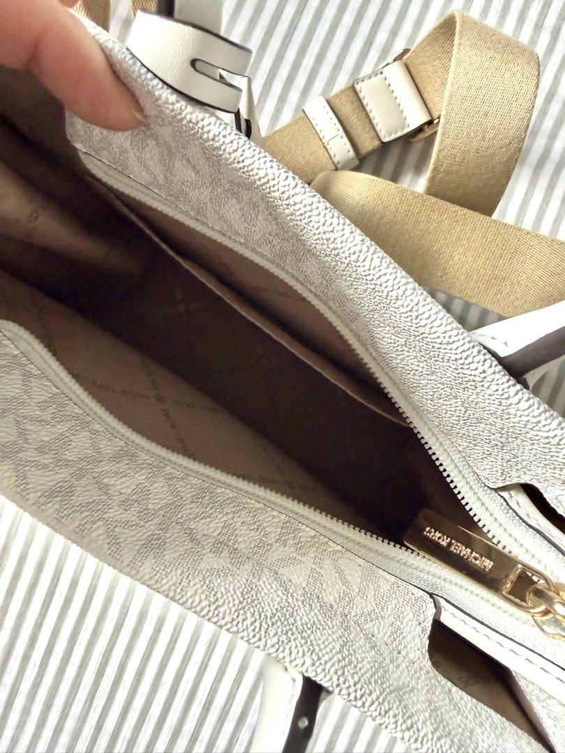 Orig Michael Kors Tote Bag (Category: Luxury Bags & Wallets) located in Mandaluyong City. Submitted by anditime (Listing ID 1438560869, Image 2). Description: White Michael Kors tote bag with shoulder strap ‼️ Needs cleaning, has some denim stains (please see pics).
