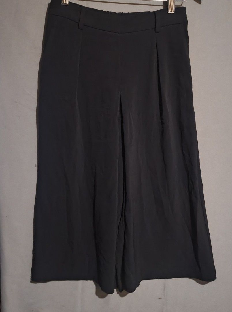 (M-L) Uniqlo Black Culottes (Category: Other Bottoms) located in Rodriguez. Submitted by ginghamgirlie (Listing ID 1438597736, Image 2). Description: ‎waist: 26 - 32 inches ‎hips: 40 inches ‎length: 28.5 inches ‎ ‎*sizes are based on the tape measure, they are not based on the tag. ‎ ‎*free shipping minimum of 2 items within Metro Manila, otherwise SF to be shouldered by the buyer ‎strictly no return or exchange ‎ ‎*Inspo picture is not of the ex