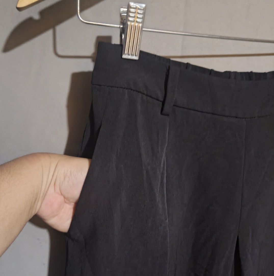 (M-L) Uniqlo Black Culottes (Category: Other Bottoms) located in Rodriguez. Submitted by ginghamgirlie (Listing ID 1438597736, Image 3). Description: ‎waist: 26 - 32 inches ‎hips: 40 inches ‎length: 28.5 inches ‎ ‎*sizes are based on the tape measure, they are not based on the tag. ‎ ‎*free shipping minimum of 2 items within Metro Manila, otherwise SF to be shouldered by the buyer ‎strictly no return or exchange ‎ ‎*Inspo picture is not of the ex