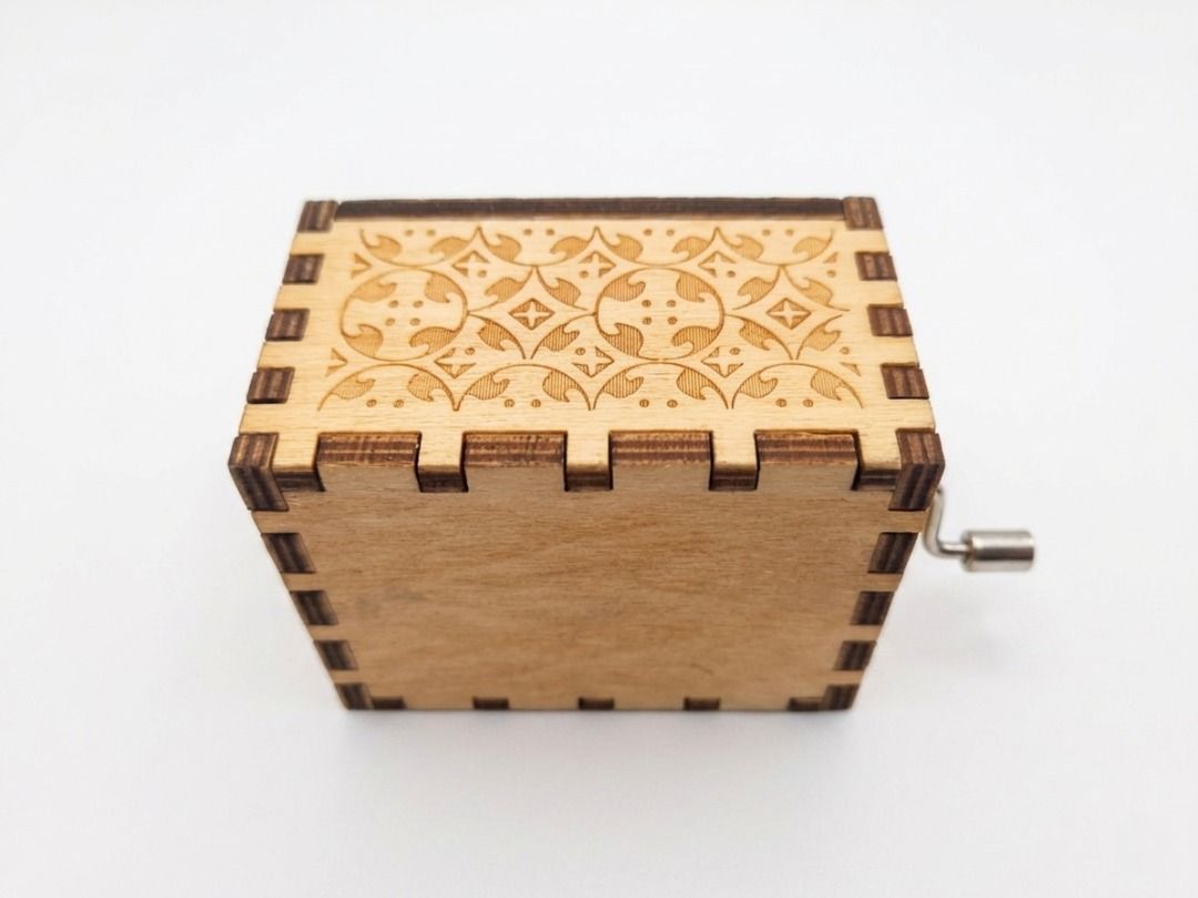 ⚜️Queen Inspired Music Box⚜️ (Category: Vintage Collectibles) located in Paranaque City. Submitted by adoptastuff (Listing ID 1438528358, Image 3). Description: 👑Plays music tune thru manual hand crank 👑Has Queen's crest design inside 👑Dimensions: 6cm×5cm×3.5cm.