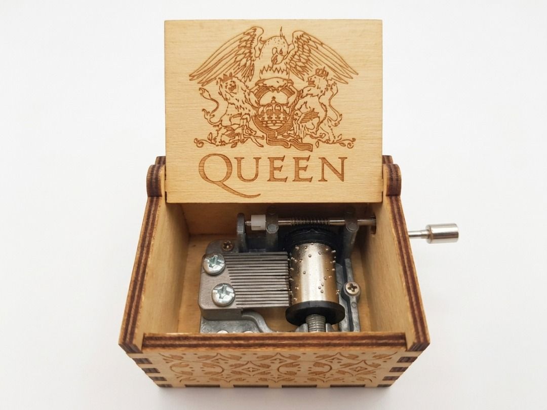 ⚜️Queen Inspired Music Box⚜️ (Category: Vintage Collectibles) located in Paranaque City. Submitted by adoptastuff (Listing ID 1438528358, Image 1). Description: 👑Plays music tune thru manual hand crank 👑Has Queen's crest design inside 👑Dimensions: 6cm×5cm×3.5cm.