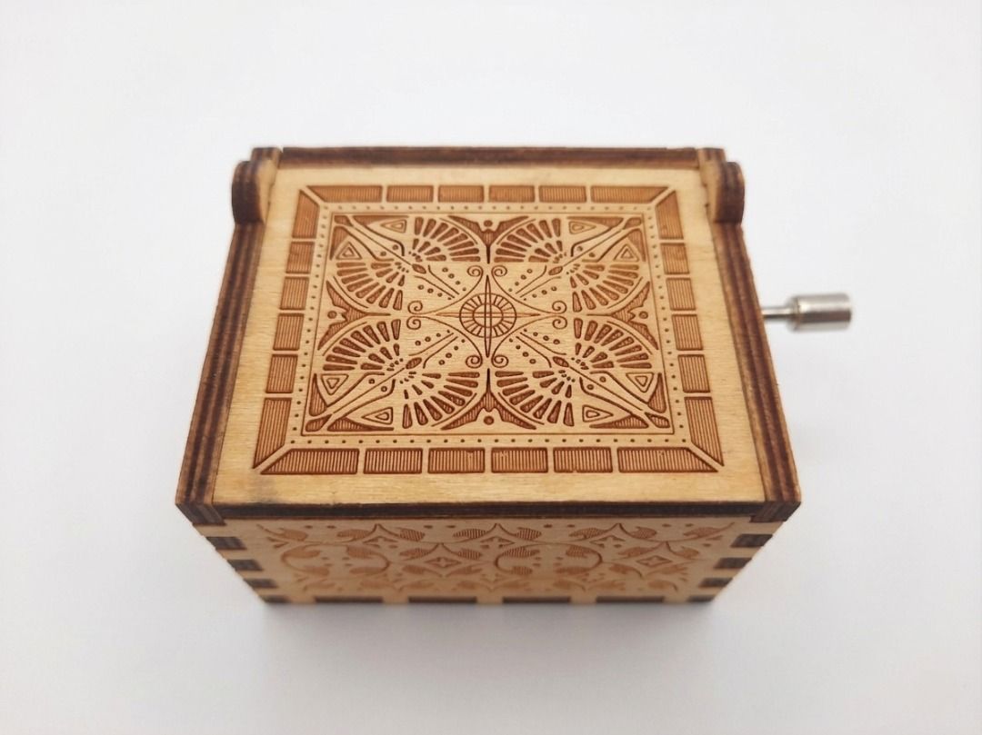 ⚜️Queen Inspired Music Box⚜️ (Category: Vintage Collectibles) located in Paranaque City. Submitted by adoptastuff (Listing ID 1438528358, Image 2). Description: 👑Plays music tune thru manual hand crank 👑Has Queen's crest design inside 👑Dimensions: 6cm×5cm×3.5cm.