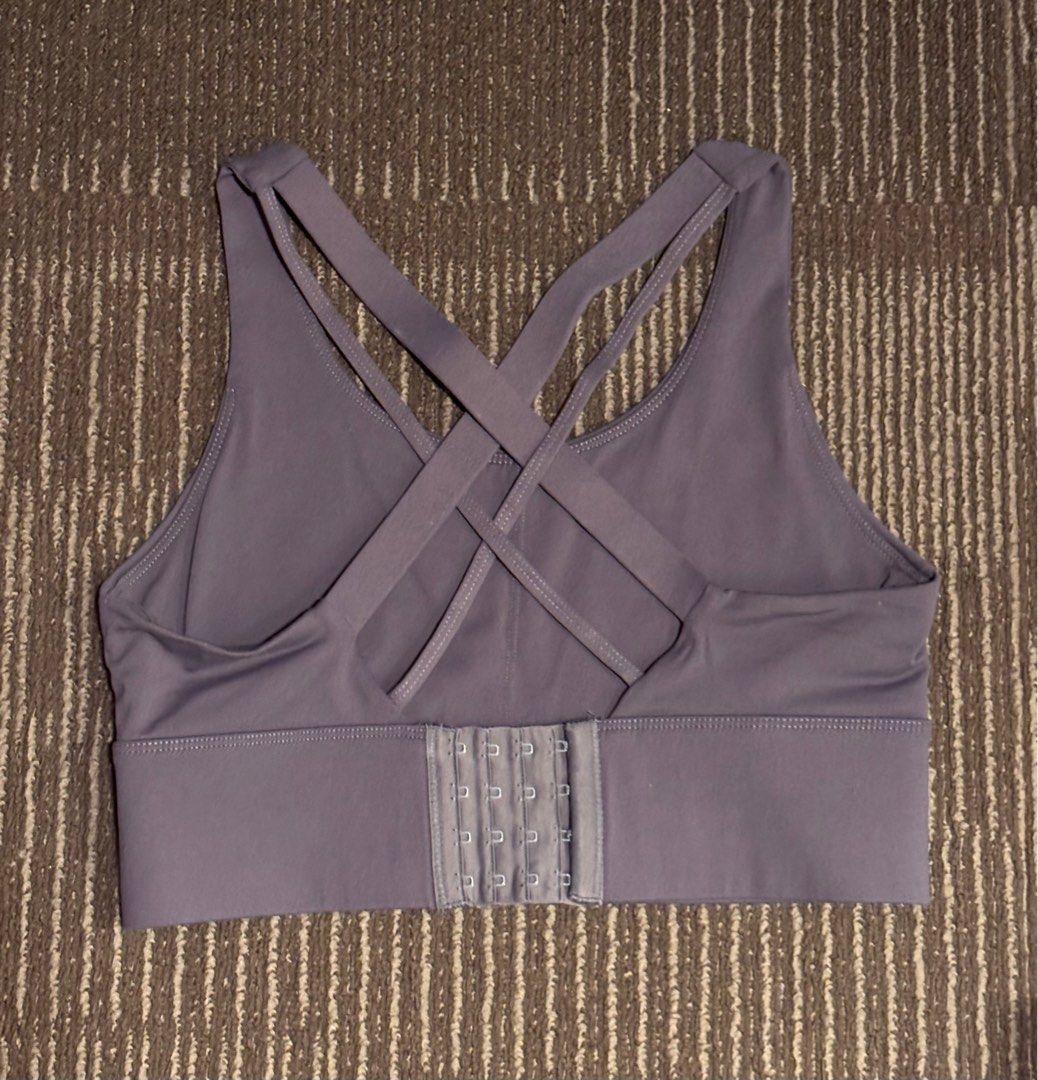 No brand - Sportsbra Medium (Category: Activewear) located in Quezon City. Submitted by dearbento.boutique (Listing ID 1438676617, Image 2). Description: No brand - Sportsbra Medium Payment first policy via Gcash.