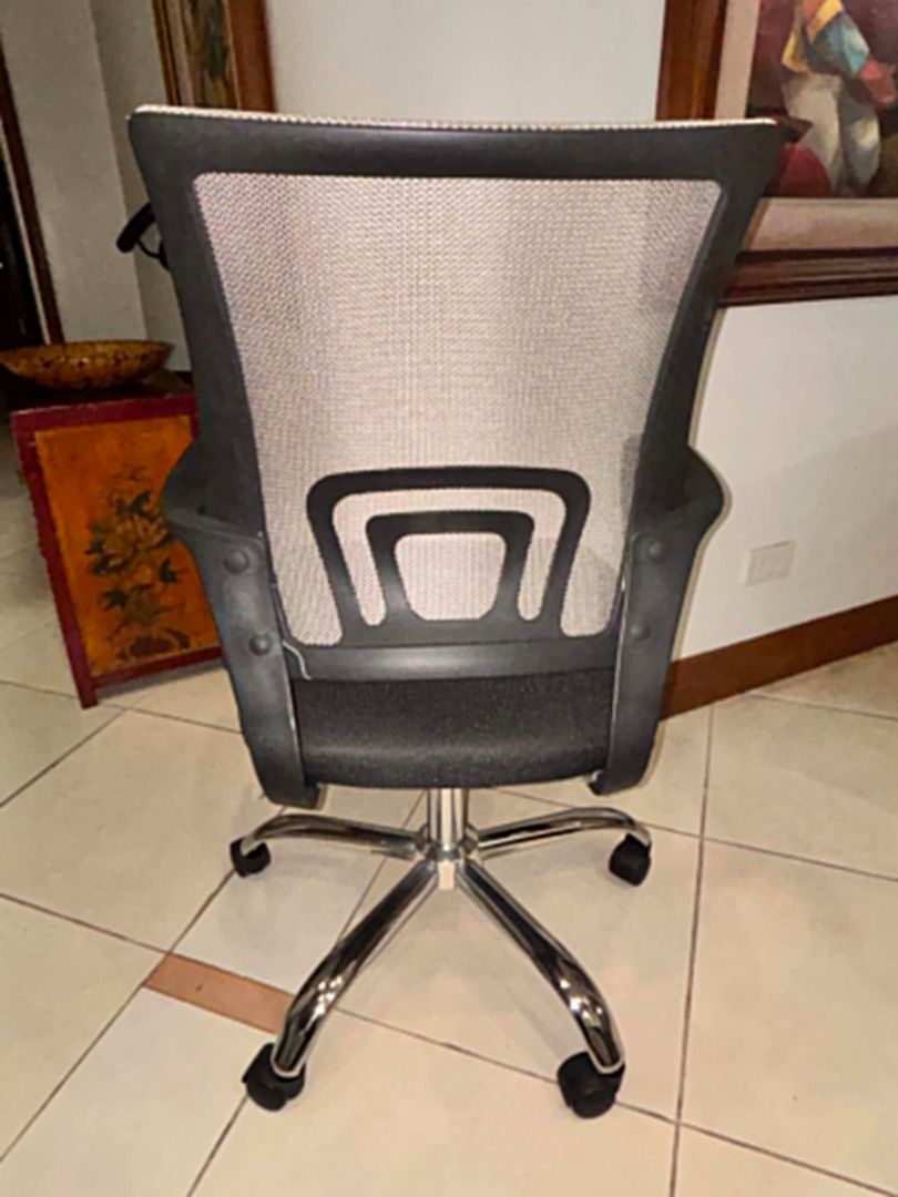Office Warehouse Task Chair 8014 Mesh Fabric Gray (Category: Office Furniture & Fixtures) located in Quezon City. Submitted by mireushopper (Listing ID 1438600291, Image 3). Description: Office Warehouse Task Chair 8014 – Gray Mesh Fabric Selling a slightly used ergonomic office chair in very good condition. Details: Model: Office Warehouse Task Chair 8014 Color: Gray mesh back with black fabric seat Original Price: ₱3,495 Selling Price: ₱2,800 (