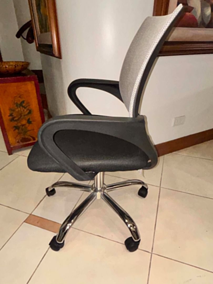 Office Warehouse Task Chair 8014 Mesh Fabric Gray (Category: Office Furniture & Fixtures) located in Quezon City. Submitted by mireushopper (Listing ID 1438600291, Image 2). Description: Office Warehouse Task Chair 8014 – Gray Mesh Fabric Selling a slightly used ergonomic office chair in very good condition. Details: Model: Office Warehouse Task Chair 8014 Color: Gray mesh back with black fabric seat Original Price: ₱3,495 Selling Price: ₱2,800 (