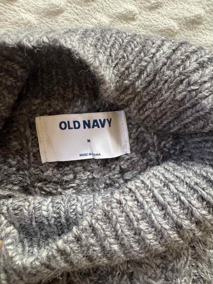 Old Navy Cable Knit Sweater Dress (Category: Dresses) located in Calamba. Submitted by iam.hides (Listing ID 1438552954, Image 2). Description: - Old Navy sweater dress - Cable knit design - Mock neck - Midi length - Long sleeves - Gray color - Relaxed fit - Size Medium - Perfect for a cozy and stylish look 🟢bz.