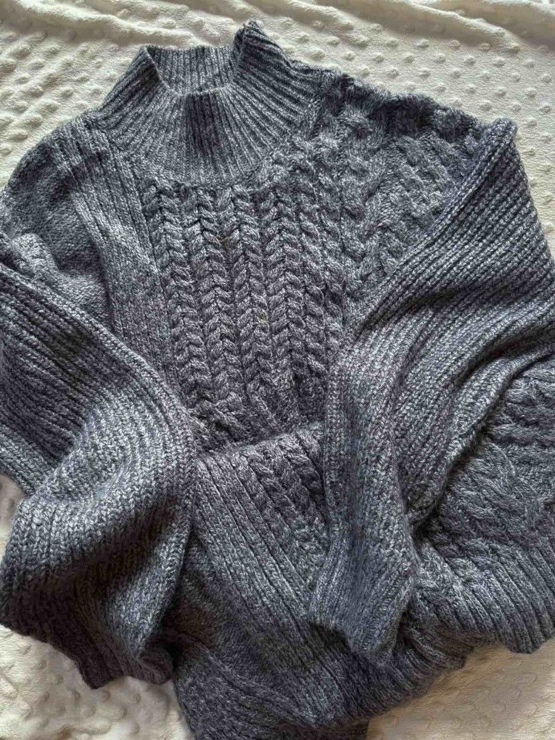 Old Navy Cable Knit Sweater Dress (Category: Dresses) located in Calamba. Submitted by iam.hides (Listing ID 1438552954, Image 3). Description: - Old Navy sweater dress - Cable knit design - Mock neck - Midi length - Long sleeves - Gray color - Relaxed fit - Size Medium - Perfect for a cozy and stylish look 🟢bz.