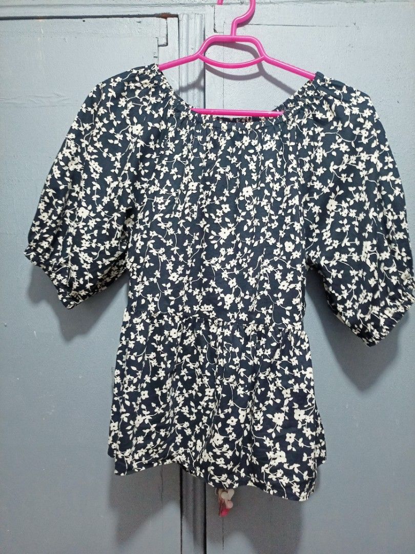 Old Navy Floral Puff Sleeve Blouse (Category: Blouses) located in Taguig. Submitted by schnitka (Listing ID 1438606140, Image 1). Description: - Dark navy blouse with white floral pattern - Short, puffy sleeves - Square neckline - Keyhole back detail - Fitted waist - Slightly flared hem - Suitable for various occasions.