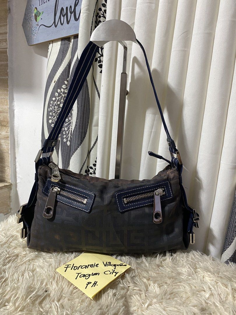 Orig givenchy small kili (Category: Luxury Bags & Wallets) located in Tagum. Submitted by amarasluxbag (Listing ID 1438673599, Image 1). Description: Super tibay pa May faded sa body Malinis loob , maganda pa strap.