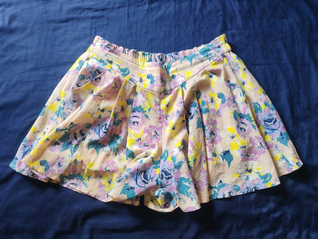 Palda Shorts (Category: Skirts) located in Quezon City. Submitted by rowem (Listing ID 1438527943, Image 3). Description: This is an axes femme floral skirt or culotte with a blue and yellow floral pattern and a lace trim..