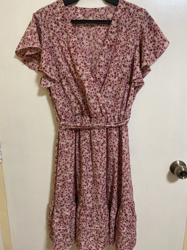 Pink floral dress (Category: Dresses) located in Quezon City. Submitted by amanda79146 (Listing ID 1438644440, Image 1). Description: .