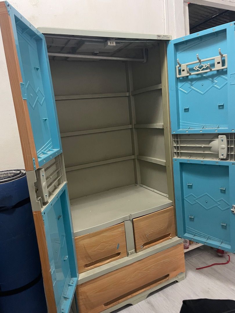 Plastic Wardrobe with Drawers (Category: Shelves, Cabinets & Racks) located in Caloocan City. Submitted by fiercecat.2fa976 (Listing ID 1438596933, Image 3). Description: Issue: putol yung isang kapitan sa door, pero nasasara pa naman Free : shoe rack Bagong Pag asa Quezon city.