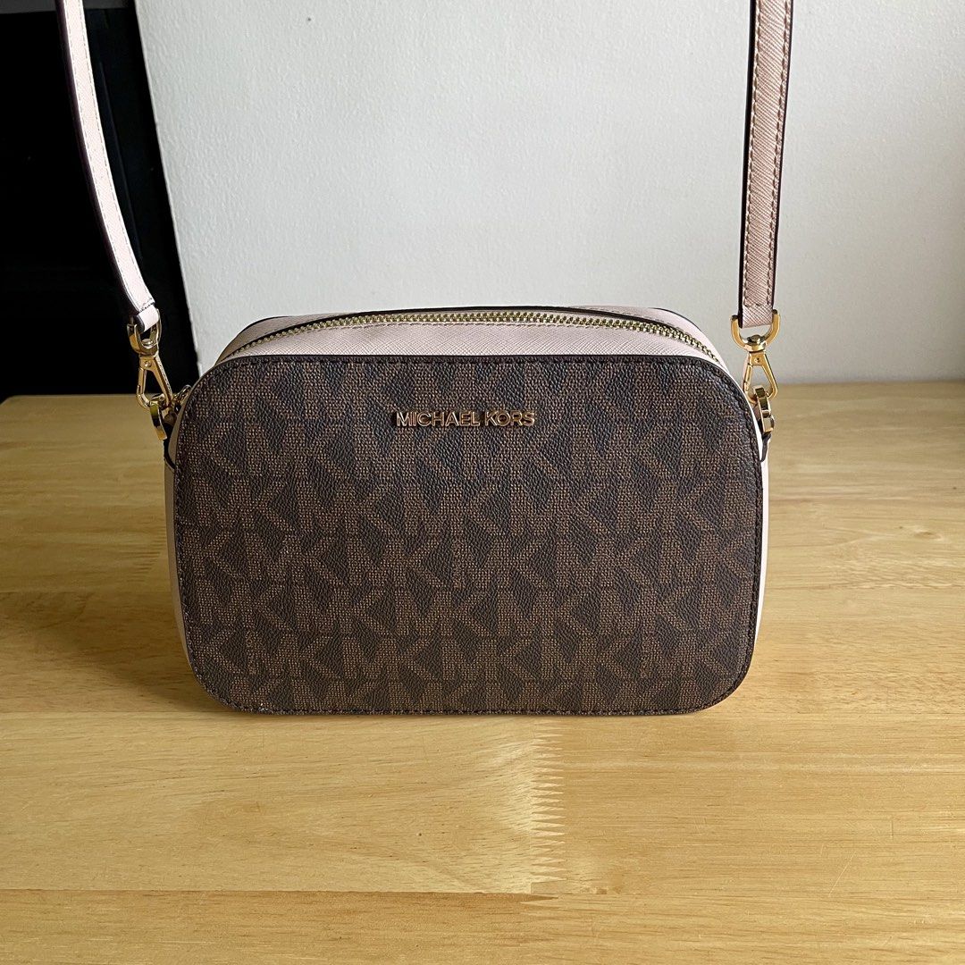 Preloved MK Houston Crossbody Bag (Category: Cross-body Bags) located in Valenzuela. Submitted by adine000 (Listing ID 1438675809, Image 2). Description: Orig MK Houston Crossbody bag Brown / Soft pink Colorway Gold hardware May small dot sya ng Pen sa loob ng bag Used once to twice only RFS: Too many bags hindi ko na sya nagagamit😅 .