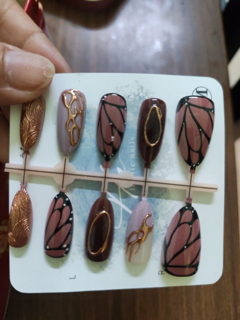 Press on Nails (Category: Hands & Nails) located in Quezon City. Submitted by iamghen21 (Listing ID 1433002831, Image 3). Description: With glue inclusion. Some with case others none. Size medium. Medium Almond. Send q na lang iba design. Just pm na lang po..