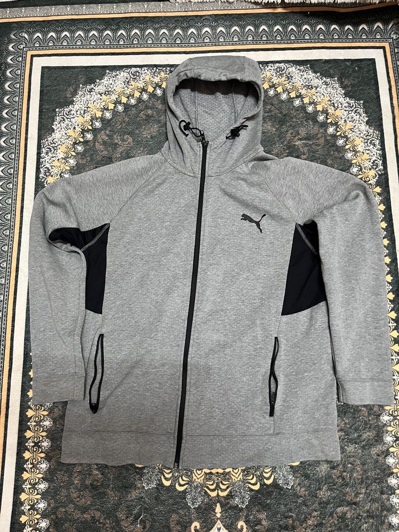 PUMA TECH JACKET (Category: Hoodies) located in Klang. Submitted by junessmf (Listing ID 1438652016, Image 1). Description: PIT-23 LENGHT-27 ring dah tak ketat no stain POSTAGE SM-RM8 SS-RM15.