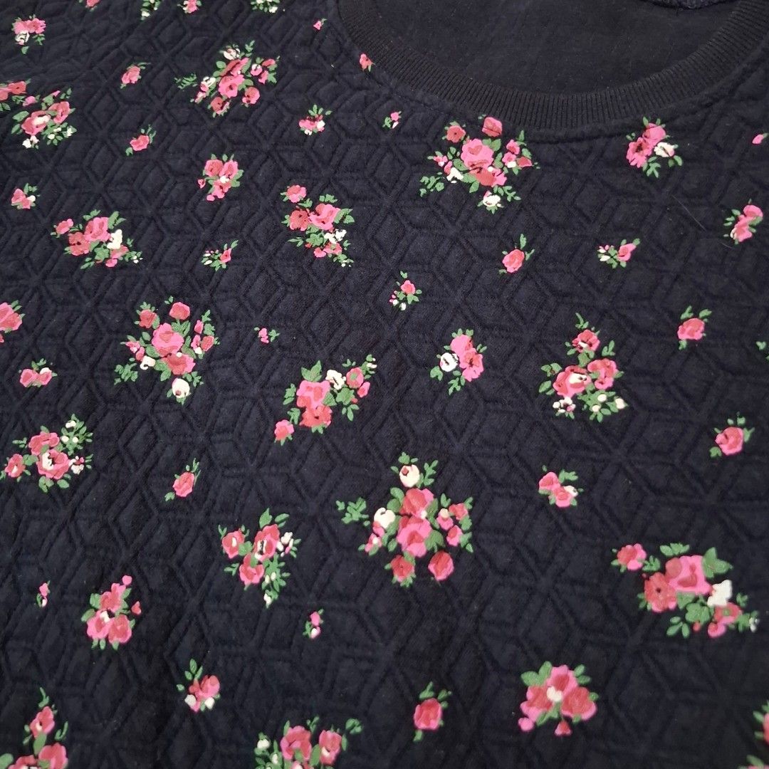 QUILTED FLORAL LONG SLEEVE SWEATER (Category: Longsleeves) located in Quezon City. Submitted by moonpied (Listing ID 1438517923, Image 2). Description: 📍 NCR, QC 💳 GCash 🚚 [Care of Buyer] Grab, Lalamove, J&T - medium to large - dm for measurements.