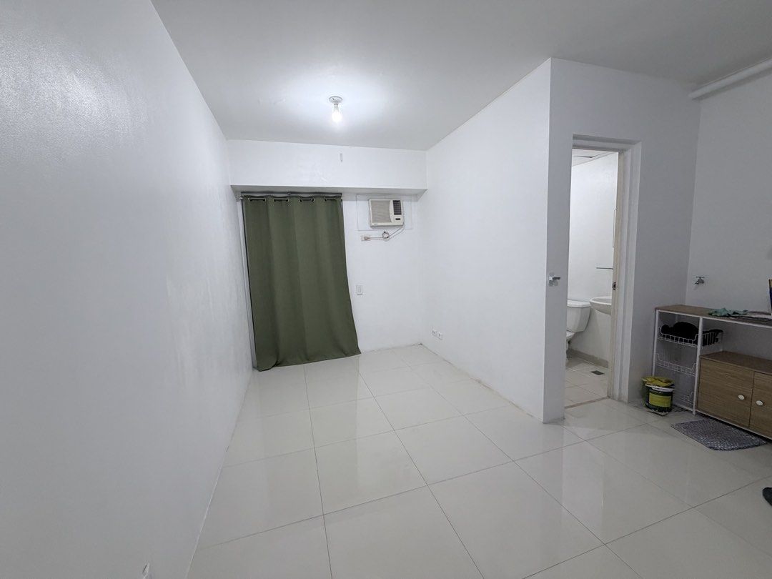 Rent new manila avida tower 2 (Category: Apartments & Condos) located in Manila. Submitted by kaths88 (Listing ID 1438634271, Image 2). Description: Condo Unit for rent ‼️ 📍Avida Towers- New Manila Col. Bonny Serrano Ave, Quezon City Near Greenhills, Crame, Cubao, Santolan-Annapolis and nearby convenience stores, fastfood chains, and laundry services Studio type w/ balcony Semi-furnished (water heater included) 26 sqm Tower 2, 5th floor Amenitie