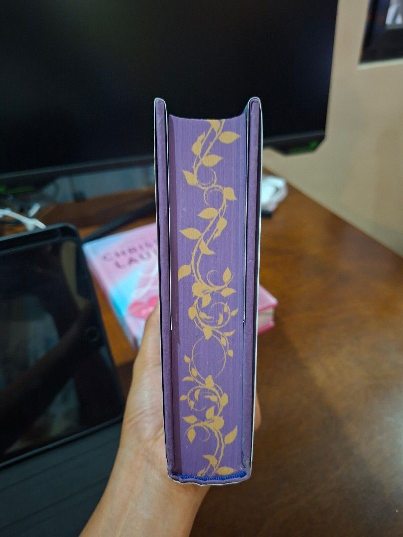 Rose in Chains Deluxe US HB (Category: Storybooks) located in Naic. Submitted by stabarding (Listing ID 1438534746, Image 2). Description: .