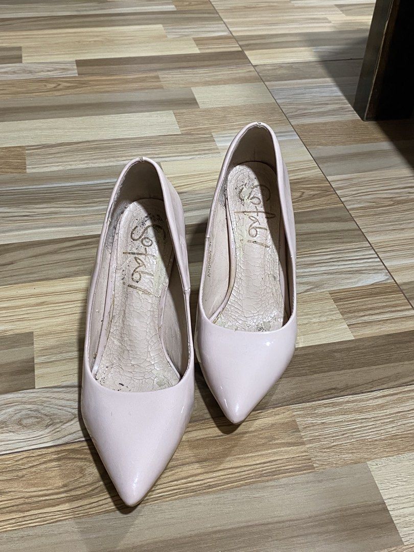 So Fab Pink Pointed Heels (Category: Heels) located in Bulacan. Submitted by pmlsg (Listing ID 1438560830, Image 1). Description: - Pink pointed-toe heels - Stiletto heel with gold-colored tip - Textured inner sole - Shows wear on soles and heels.