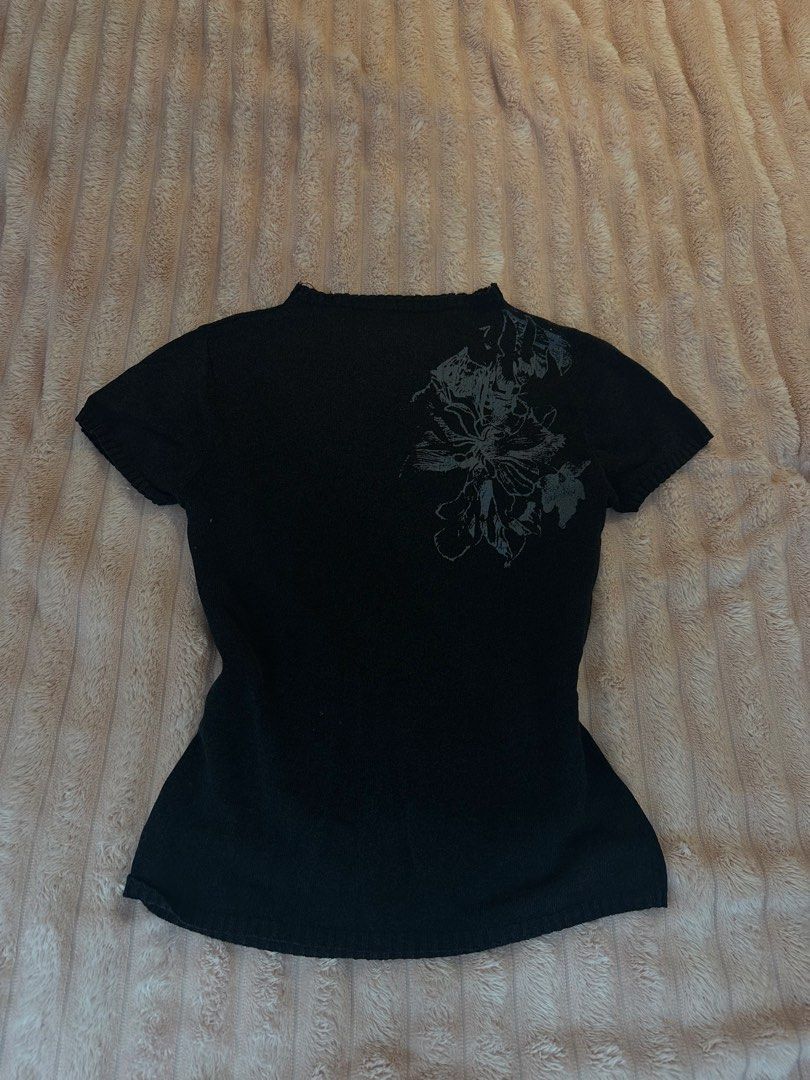 SOS Dark Floral Y2K Top (Category: Shirts) located in Mandaluyong City. Submitted by irymndz237 (Listing ID 1438531152, Image 1). Description: .