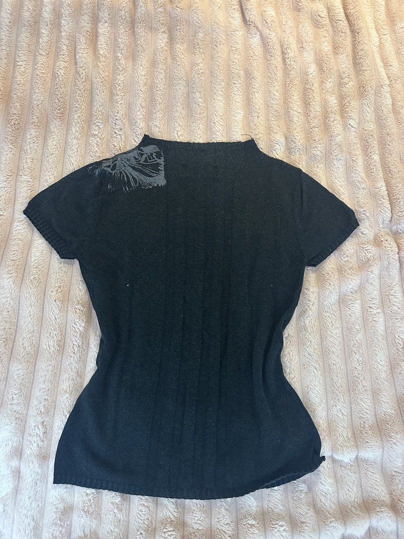SOS Dark Floral Y2K Top (Category: Shirts) located in Mandaluyong City. Submitted by irymndz237 (Listing ID 1438531152, Image 3). Description: .