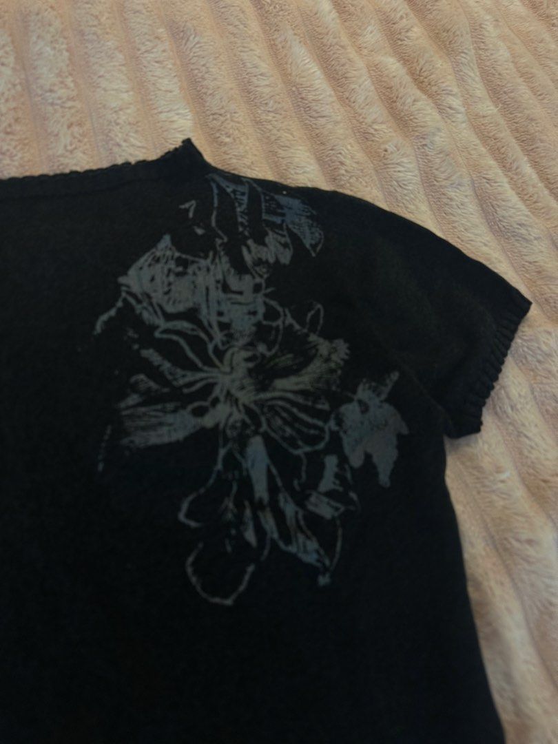 SOS Dark Floral Y2K Top (Category: Shirts) located in Mandaluyong City. Submitted by irymndz237 (Listing ID 1438531152, Image 2). Description: .