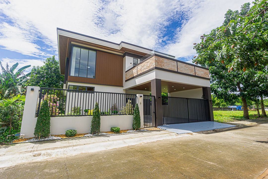 SOUTHERN PLAINS FOR SALE (Category: House & Lot) located in Makati City. Submitted by bea.09178980998 (Listing ID 1438603075, Image 2). Description: 🏠Southern Plains🔥 Code: 5883 🎉For Sale - 28,000,000.00 Price/ sq.m. (Sale): 142,857.14 Direct: Yes # BR: 4BR # TB: 3.5 FA: 196 LA: 240 Inclusions: Parking Slot: 2 Property Features: ✔With an automatic gate ✔Spacious backyard ✔Proximity to key establishments: 2-minute drive to SLEX entry 10-min dri