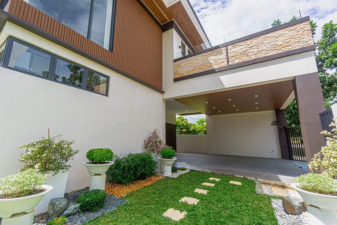 SOUTHERN PLAINS FOR SALE (Category: House & Lot) located in Makati City. Submitted by bea.09178980998 (Listing ID 1438603075, Image 3). Description: 🏠Southern Plains🔥 Code: 5883 🎉For Sale - 28,000,000.00 Price/ sq.m. (Sale): 142,857.14 Direct: Yes # BR: 4BR # TB: 3.5 FA: 196 LA: 240 Inclusions: Parking Slot: 2 Property Features: ✔With an automatic gate ✔Spacious backyard ✔Proximity to key establishments: 2-minute drive to SLEX entry 10-min dri