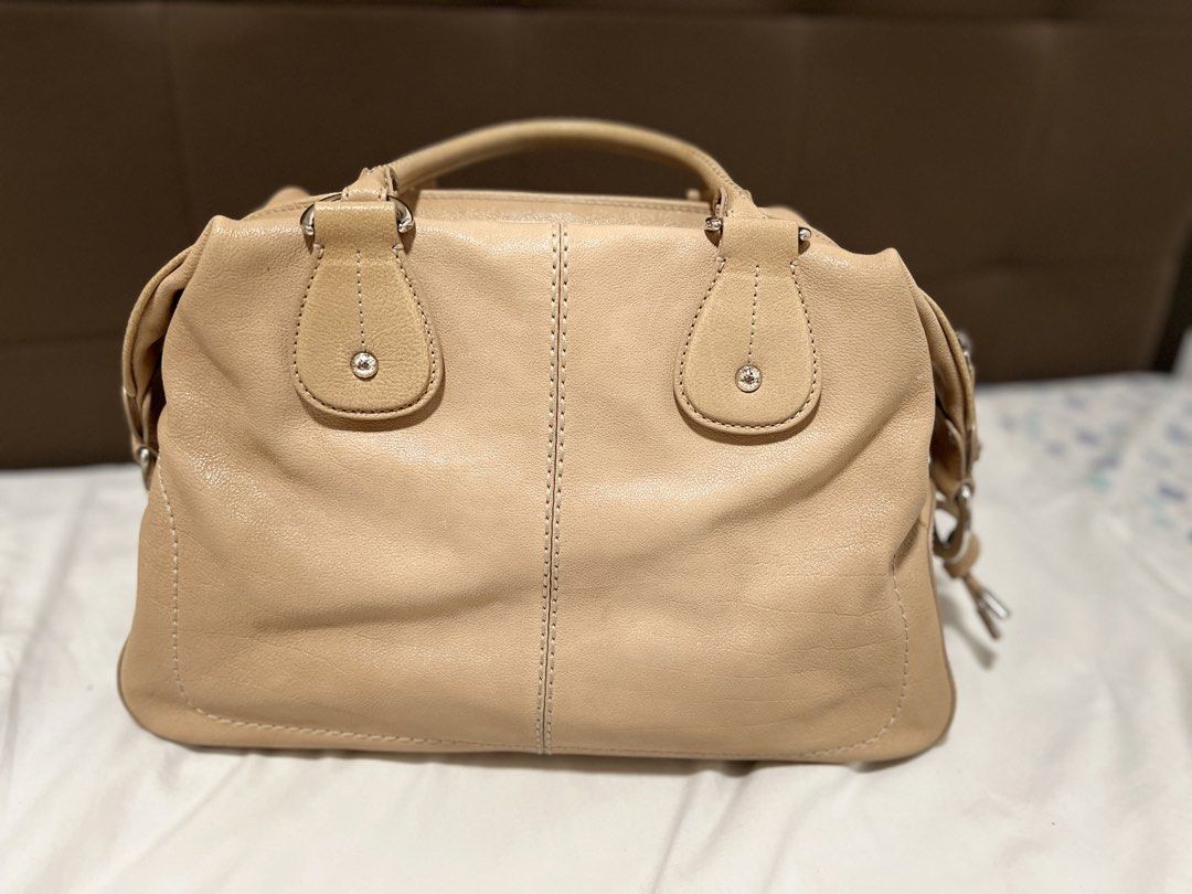 Tod's top handle bag (Category: Luxury Bags & Wallets) located in Cabanatuan. Submitted by hellorhea (Listing ID 1438649533, Image 3). Description: .