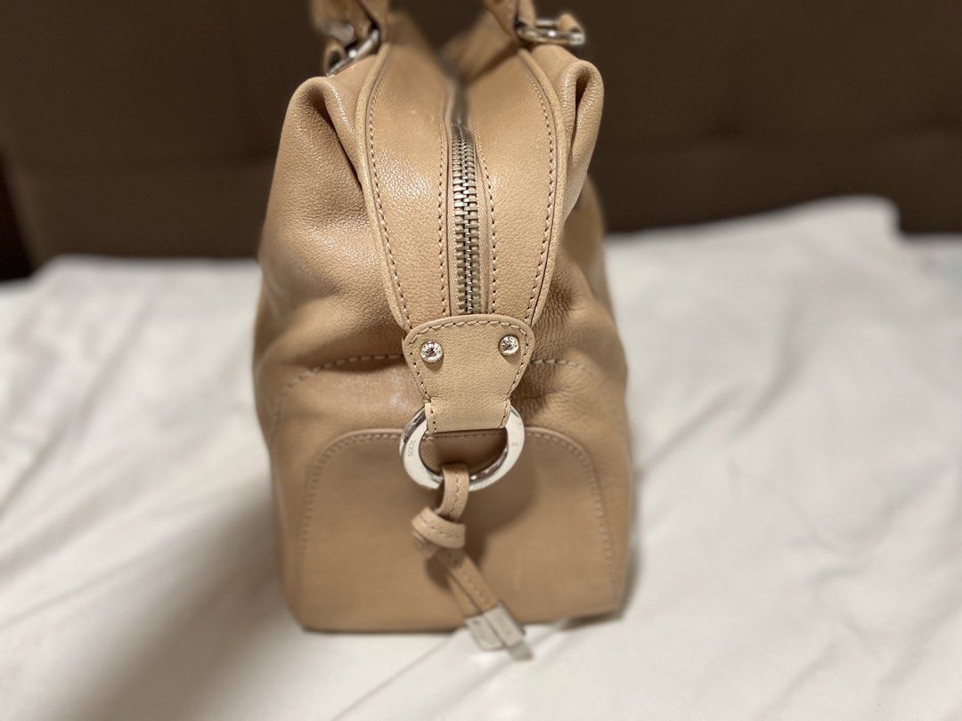 Tod's top handle bag (Category: Luxury Bags & Wallets) located in Cabanatuan. Submitted by hellorhea (Listing ID 1438649533, Image 2). Description: .