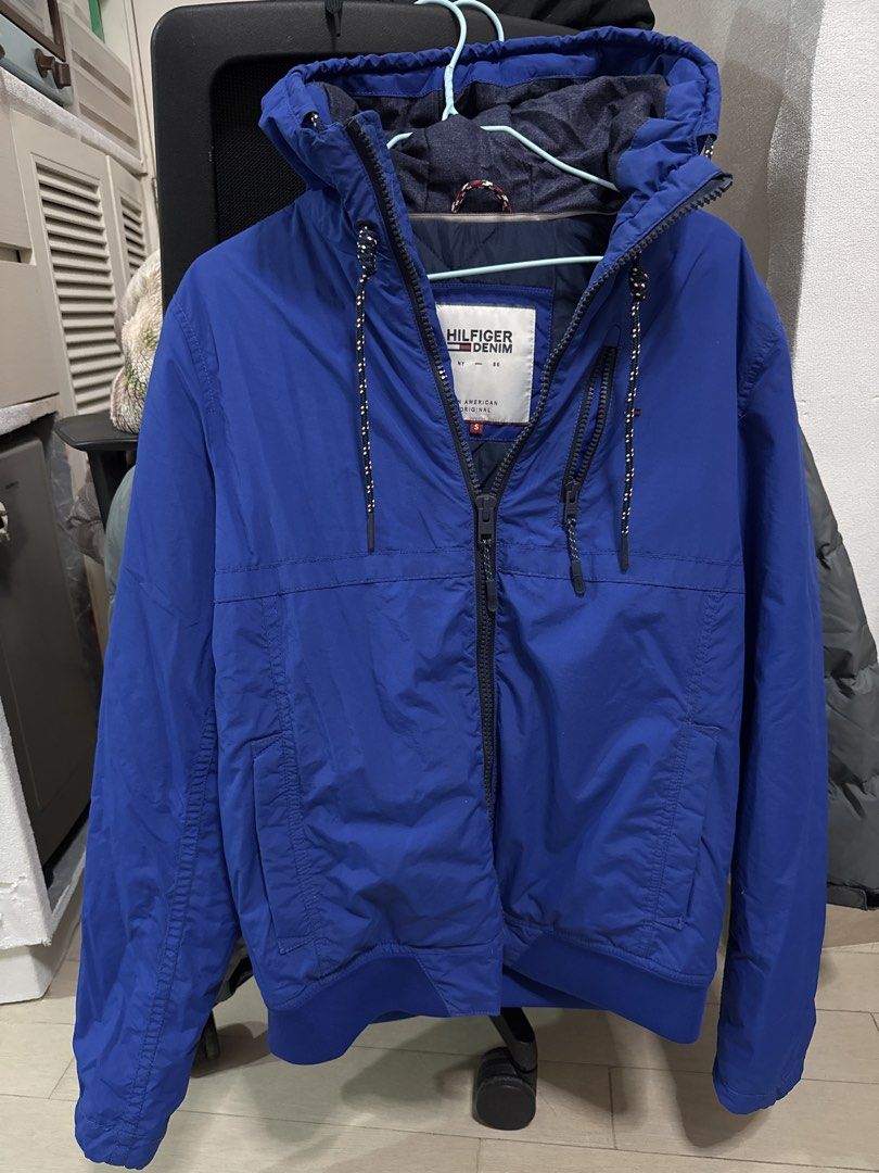 Tommy Hilfiger Denim Jacket （分類：外套及戶外衣服）位於 Hong Kong。 由 roycebilly 提交（商品編號 1438520541，圖片 1）。簡介： Jacket features a vibrant blue color and a hooded design. It has a full-length zipper closure and a ribbed hem and cuffs. The Tommy Hilfiger Denim label is visible on the chest. It has a drawstring on the hood.。