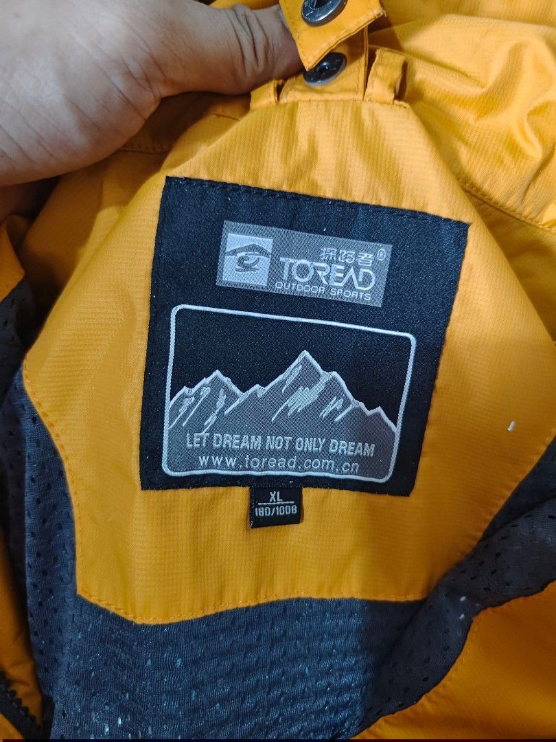 TOREAD (Category: Coats, Jackets and Outerwear) located in Manila. Submitted by meracleeee (Listing ID 1438660907, Image 3). Description: TOREAD Size L-XL NO ISSUE.