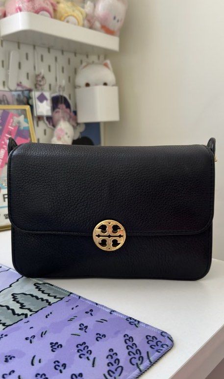 TORY BURCH Chelsea Sling Bag (Category: Luxury Bags & Wallets) located in Abucay. Submitted by preloved.iah (Listing ID 1438502789, Image 2). Description: TORY BURCH Chelsea Sling Bag — with issue: hardware fadings & scratches, may crackings na yung leather sa logo part & medyo natatanggal sya if forced — all in, good condition pa naman — bawal sa maarte selling low!.