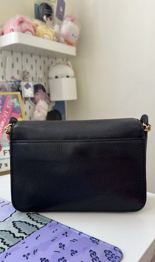 TORY BURCH Chelsea Sling Bag (Category: Luxury Bags & Wallets) located in Abucay. Submitted by preloved.iah (Listing ID 1438502789, Image 3). Description: TORY BURCH Chelsea Sling Bag — with issue: hardware fadings & scratches, may crackings na yung leather sa logo part & medyo natatanggal sya if forced — all in, good condition pa naman — bawal sa maarte selling low!.