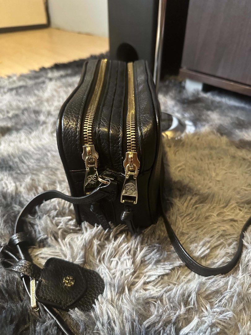 Tory Burch Robinson Double-Zip crossbody bag (Category: Luxury Bags & Wallets) located in Manila. Submitted by igwyneth803006 (Listing ID 1438504876, Image 3). Description: Tory Burch Robinson Double-Zip crossbody bag in black pebbled leather with gold-tone hardware..