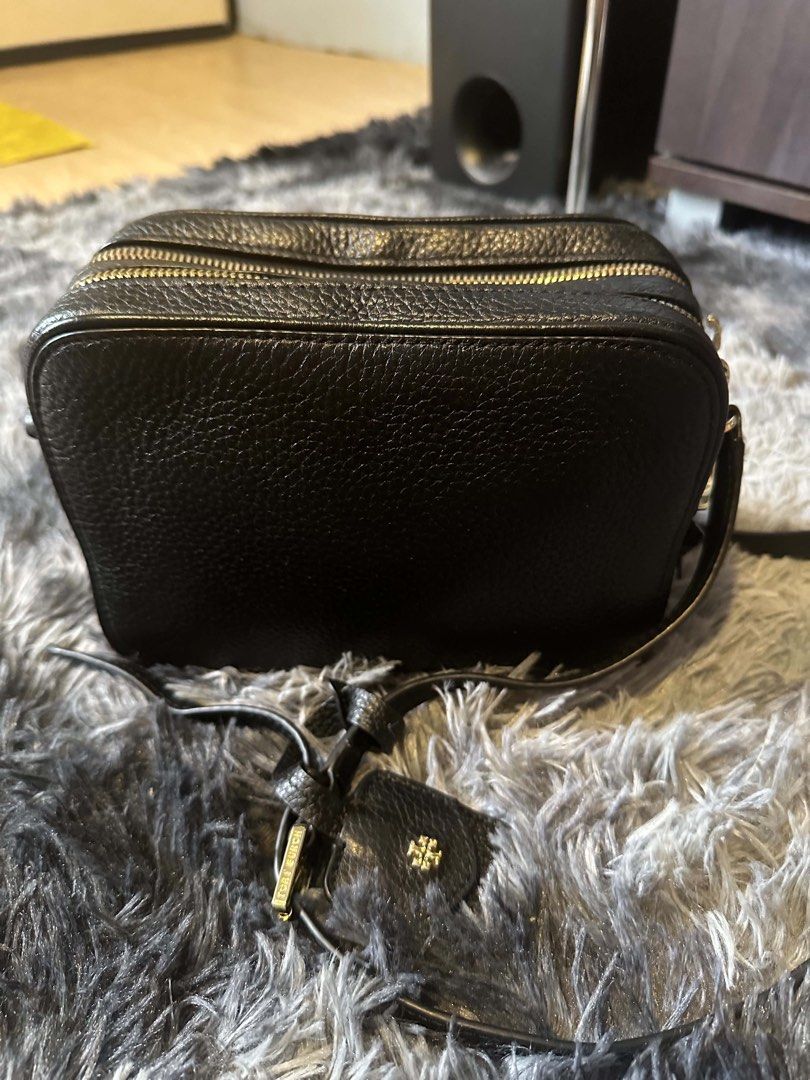 Tory Burch Robinson Double-Zip crossbody bag (Category: Luxury Bags & Wallets) located in Manila. Submitted by igwyneth803006 (Listing ID 1438504876, Image 2). Description: Tory Burch Robinson Double-Zip crossbody bag in black pebbled leather with gold-tone hardware..
