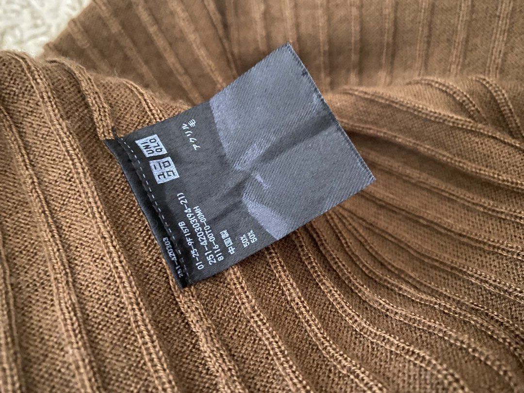 Uniqlo Basic (Category: Blouses) located in Semenyih. Submitted by twosonspreloved___ (Listing ID 1438599059, Image 3). Description: Material: Lembut sejukk selesa pakai. Nak buat inner pun boleh. .