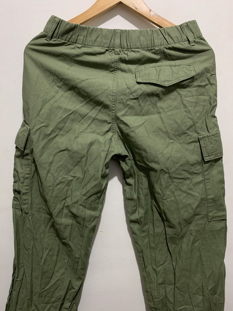 Uniqlo Wide Straight Cargo Pants (Category: Other Bottoms) located in Caloocan City. Submitted by orijthrftshp (Listing ID 1438644756, Image 3). Description: Uniqlo Wide Straight Cargo Pants Size M on tag | 28-31W by 37.5L Like New Condition.