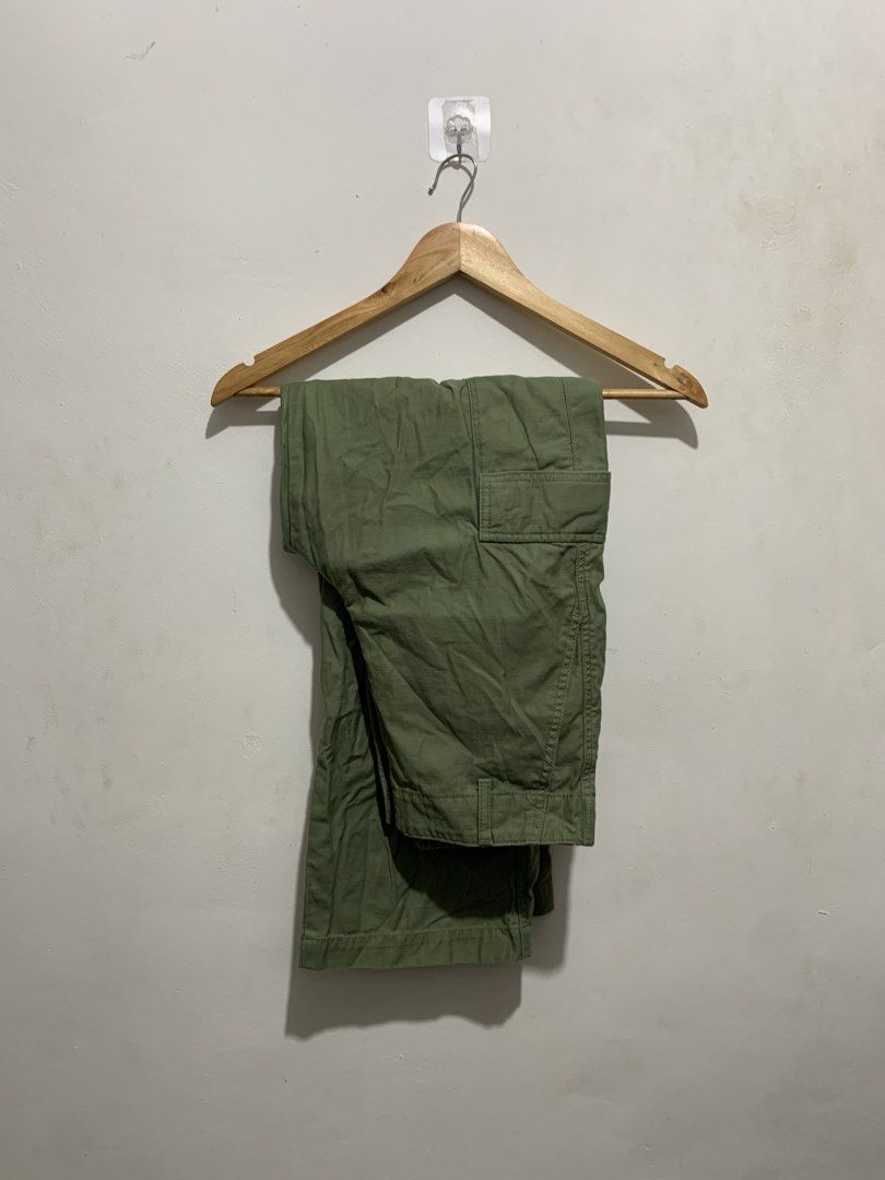 Uniqlo Wide Straight Cargo Pants (Category: Other Bottoms) located in Caloocan City. Submitted by orijthrftshp (Listing ID 1438644756, Image 1). Description: Uniqlo Wide Straight Cargo Pants Size M on tag | 28-31W by 37.5L Like New Condition.