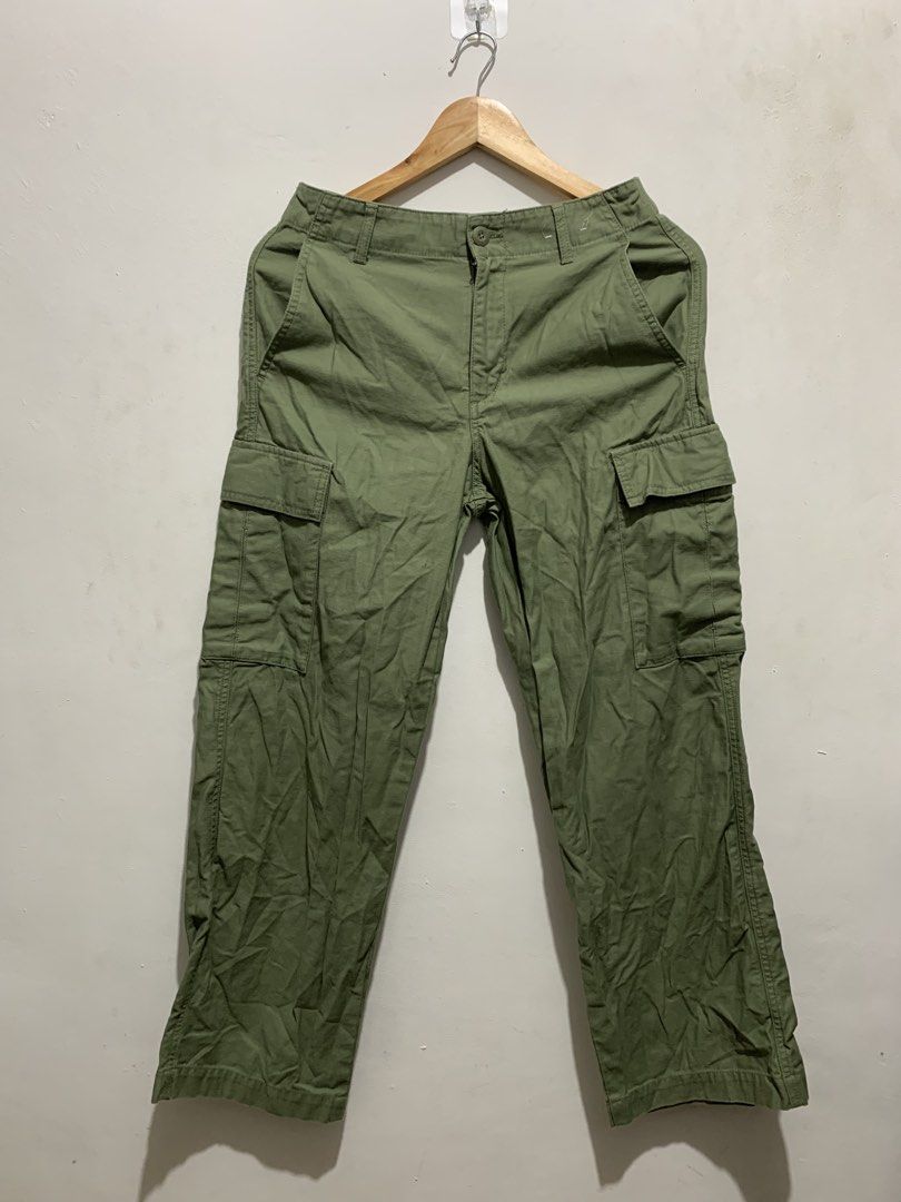 Uniqlo Wide Straight Cargo Pants (Category: Other Bottoms) located in Caloocan City. Submitted by orijthrftshp (Listing ID 1438644756, Image 2). Description: Uniqlo Wide Straight Cargo Pants Size M on tag | 28-31W by 37.5L Like New Condition.