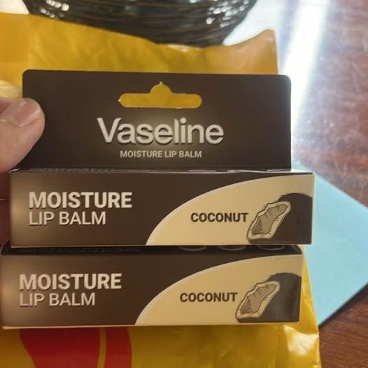 Vaseline Moisture Lip Balm Coconut 🥥 (12ml) (Category: Makeup) located in Manila. Submitted by budgetmusemnl (Listing ID 1438570870, Image 1). Description: Vaseline Moisture Balm Coconut 12 ml Guaranteed Original ✔️ Imported from Korea With reviews on Carousell @:https://www.carousell.ph/u/budgetmusemnl/ 📍 Location: Sta. Mesa 🚚 Available via J&T & Lalamove 💬 Send a message now!.