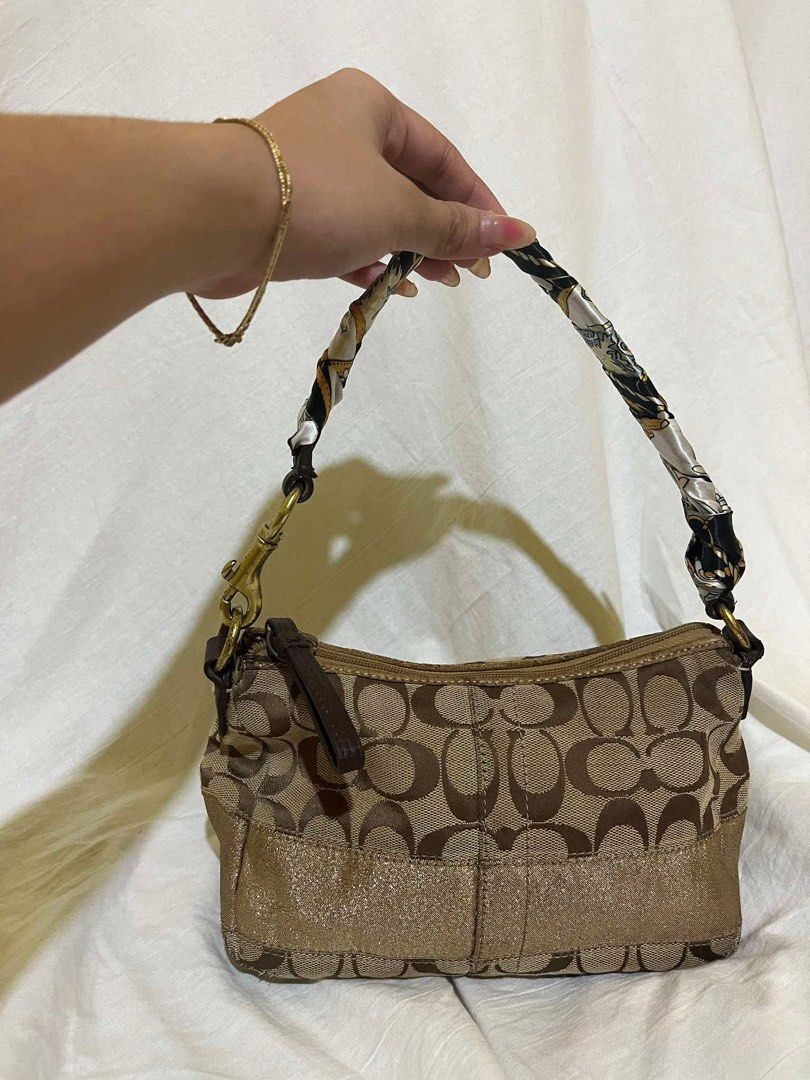 Vintage Coach mini (Category: Luxury Bags & Wallets) located in Manila. Submitted by nicoleannejns (Listing ID 1438654068, Image 3). Description: .