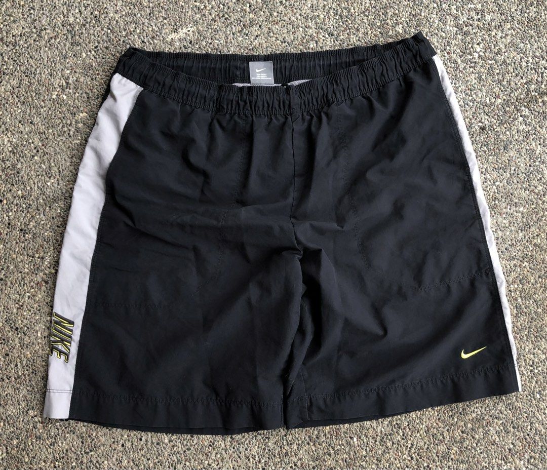 Vintage Nike Grey Tag Short (Category: Shorts) located in Santiago. Submitted by kinglloyda40557 (Listing ID 1438534626, Image 1). Description: Nike Embroidered (Grey Tag) Dimes: 34 -40 Waist 22 Length 12.5 Hem.