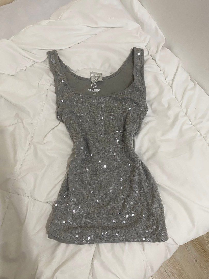 Vintage Sequin Tank Top (Category: Sleeveless) located in Aliaga. Submitted by dudarling (Listing ID 1438636701, Image 1). Description: - Old Navy tank top - Gray color - Embellished with sequins - Scoop neck design - Size: Small - Condition: Good - Perfect for special occasions.