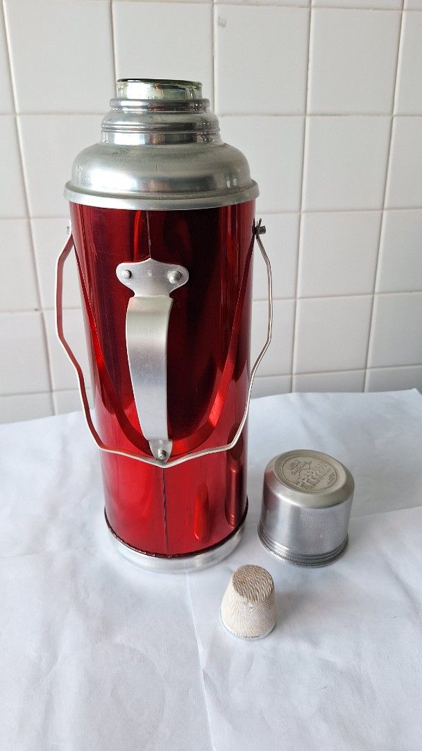 Vintage-style Red Thermo Flask457329593371207681