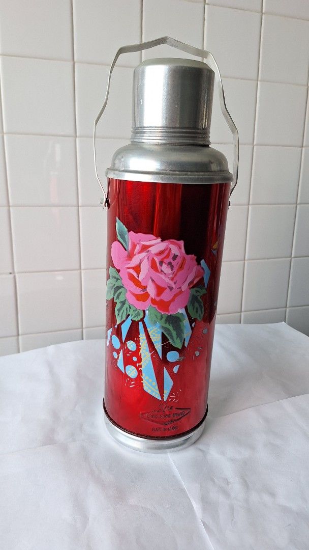 Vintage-style Red Thermo Flask457329593371207680