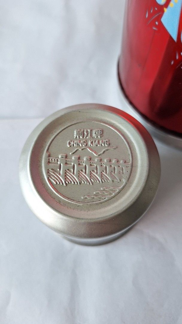 Vintage-style Red Thermo Flask457329593371207683